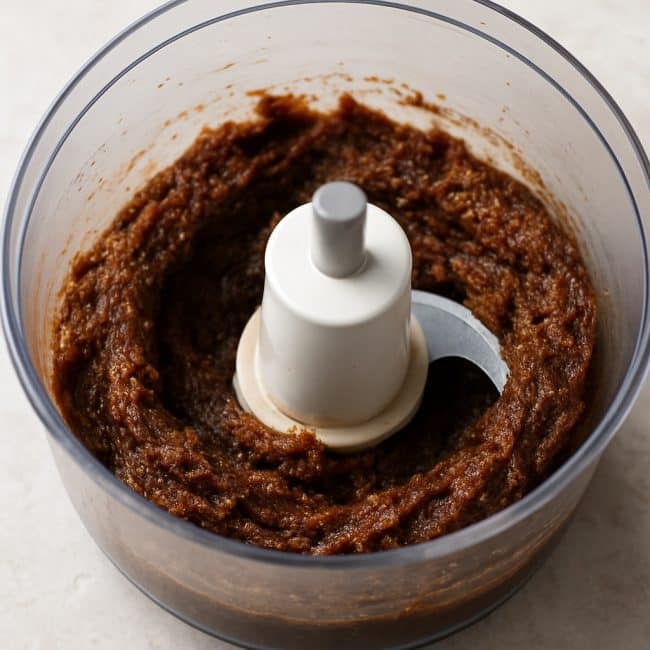 Cremige Dattelpaste mit Tahini im Mixer für vegane Energie-Riegel