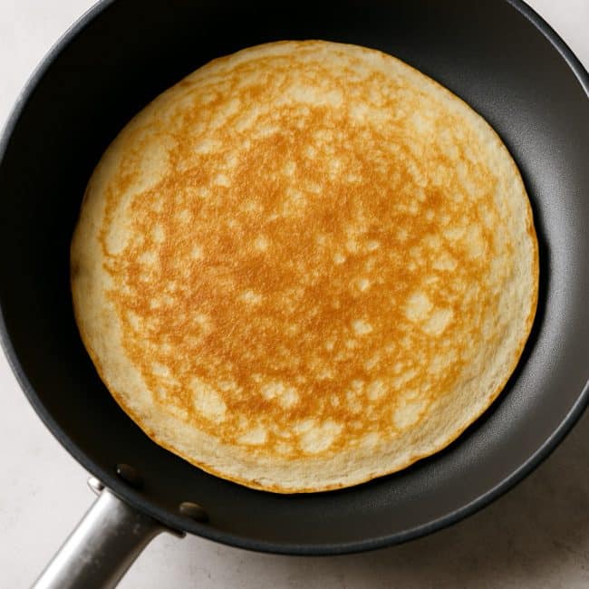 Fitness-Crêpe wird in einer beschichteten Pfanne goldbraun gebacken