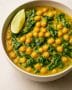 Indisches Curry mit Kichererbsen, Spinat und Kokosmilch in einer Bowl serviert