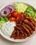 Gesunder Döner-Teller mit Döner-gewürztem Hähnchen, Salat und Soße auf Teller