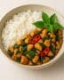 Thailändisches Basilikum-Hähnchen mit Reis in Bowl serviert