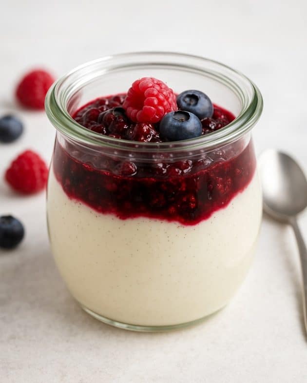 Panna Cotta im Glas mit Vanille und Beerenkompott, serviert ohne Zucker