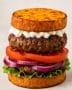Fitness-Burger mit Süßkartoffel als Bun, Salat, Rindfleisch und Hüttenkäse