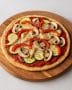 Gesunde Fitness-Pizza mit Quarkboden, Gemüse und Mozzarella auf Holzbrett