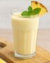 Ananas, Kokosdrink, Proteinpulver und Limette auf Holzbrett
